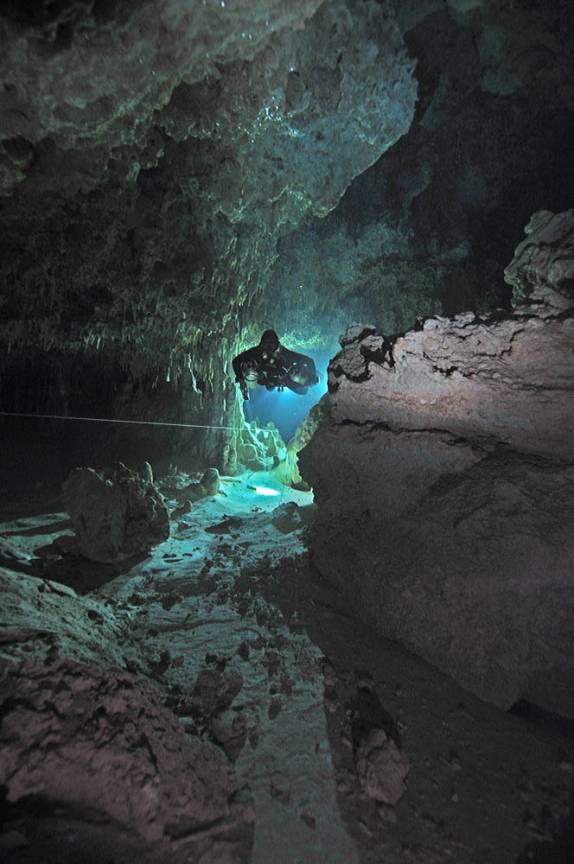 Mergulhando em cenotes na região de Tulum, no Yucatán, sul do México (foto divulgação, de Luis Leal)